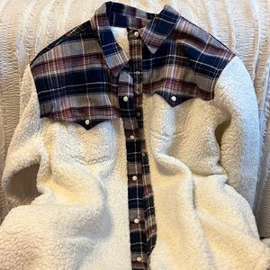 Women wrangler retro plaid top/Sherpa fleece. Size large